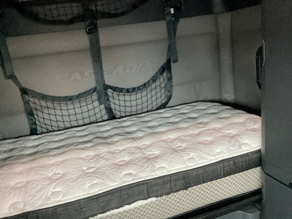 Sleeper Tractor-Heavy Duty Tractors-Freightliner-2021-T12664ST-Loveland-CO-614,790\n\t\tmiles-$ 47,750 - Image 17