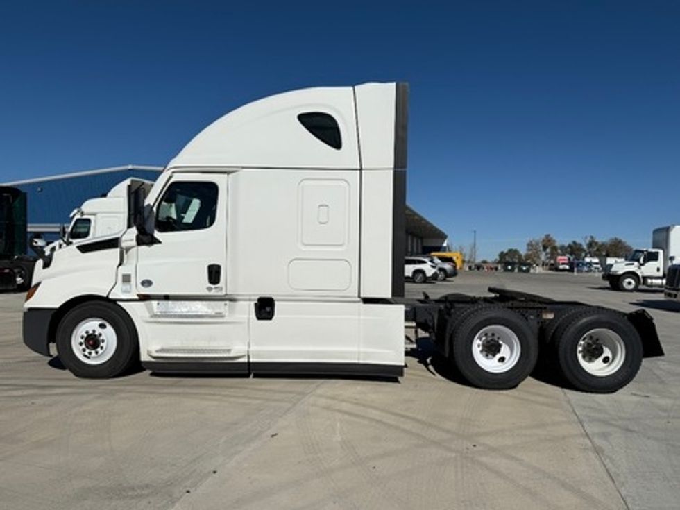 Sleeper Tractor-Heavy Duty Tractors-Freightliner-2021-T12664ST-Loveland-CO-614,790\n\t\tmiles-$ 47,750 - Image 4