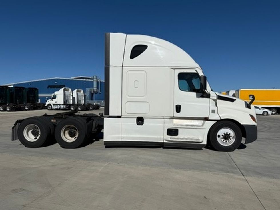 Sleeper Tractor-Heavy Duty Tractors-Freightliner-2021-T12664ST-Loveland-CO-614,790\n\t\tmiles-$ 47,750 - Image 8