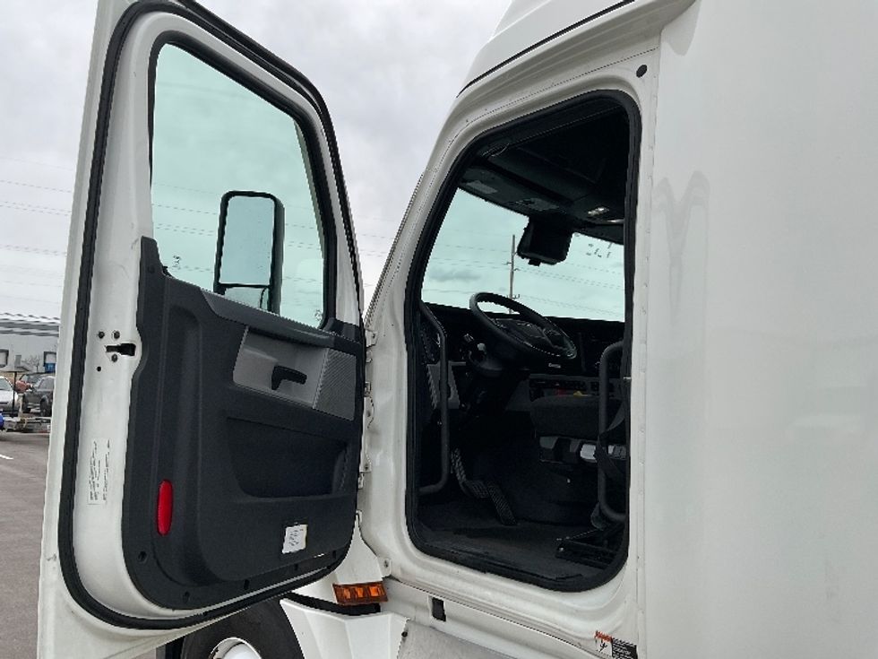 Sleeper Tractor-Heavy Duty Tractors-Freightliner-2021-T12664ST-Loveland-CO-614,790\n\t\tmiles-$ 47,750 - Image 9