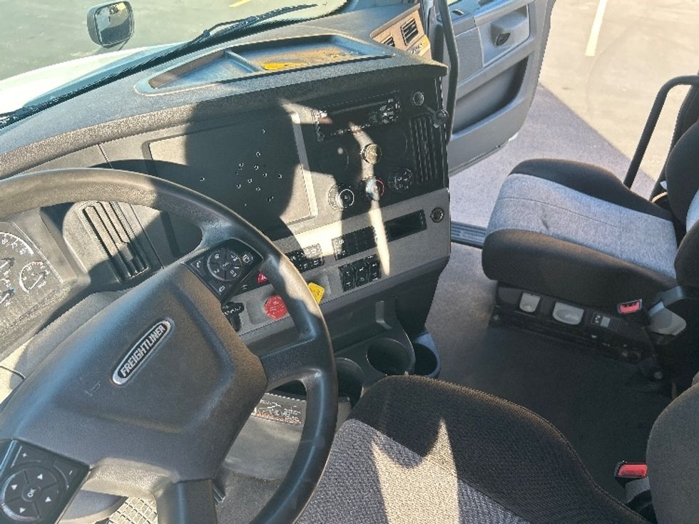 Sleeper Tractor-Heavy Duty Tractors-Freightliner-2021-T12664ST-Lowell-AR-485,488\n\t\tmiles-$ 79,000 - Image 10