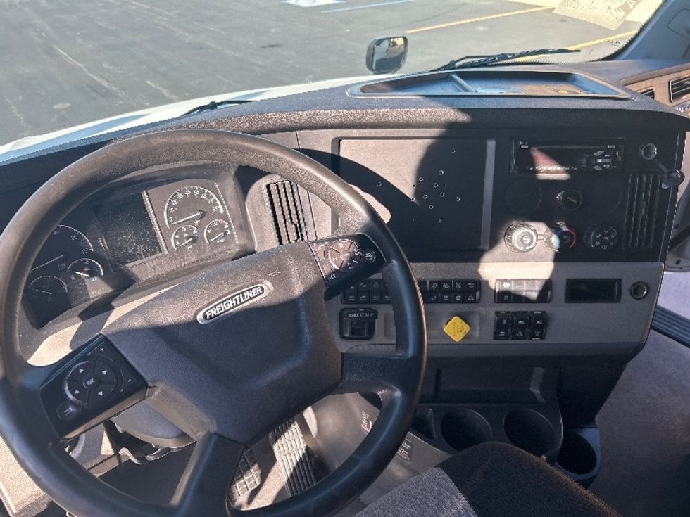 Sleeper Tractor-Heavy Duty Tractors-Freightliner-2021-T12664ST-Lowell-AR-485,488\n\t\tmiles-$ 79,000 - Image 11