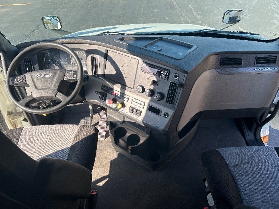 Sleeper Tractor-Heavy Duty Tractors-Freightliner-2021-T12664ST-Lowell-AR-485,488\n\t\tmiles-$ 79,000 - Image 12