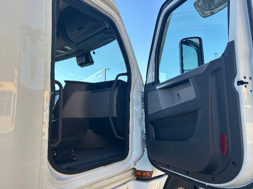 Sleeper Tractor-Heavy Duty Tractors-Freightliner-2021-T12664ST-Lowell-AR-485,488\n\t\tmiles-$ 79,000 - Image 13