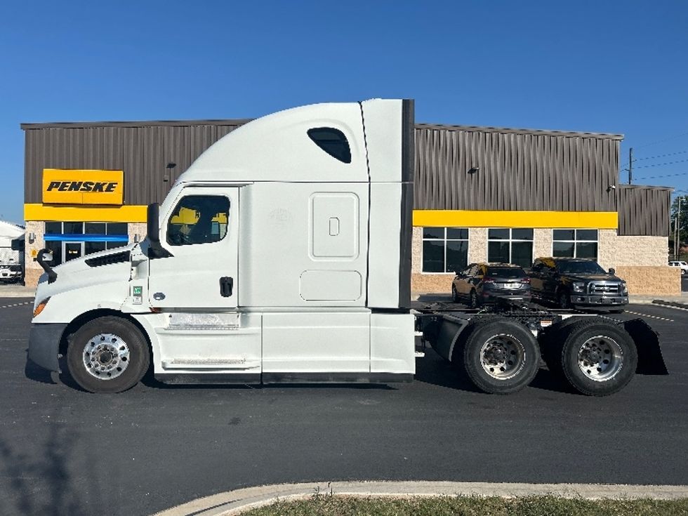 Sleeper Tractor-Heavy Duty Tractors-Freightliner-2021-T12664ST-Lowell-AR-485,488\n\t\tmiles-$ 79,000 - Image 4