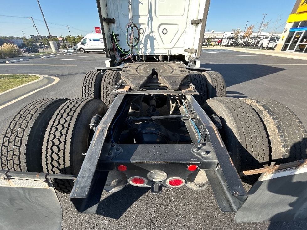 Sleeper Tractor-Heavy Duty Tractors-Freightliner-2021-T12664ST-Lowell-AR-485,488\n\t\tmiles-$ 79,000 - Image 6