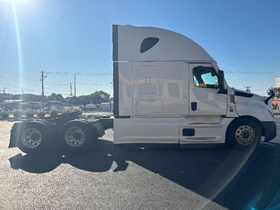 Sleeper Tractor-Heavy Duty Tractors-Freightliner-2021-T12664ST-Lowell-AR-485,488\n\t\tmiles-$ 79,000 - Image 8