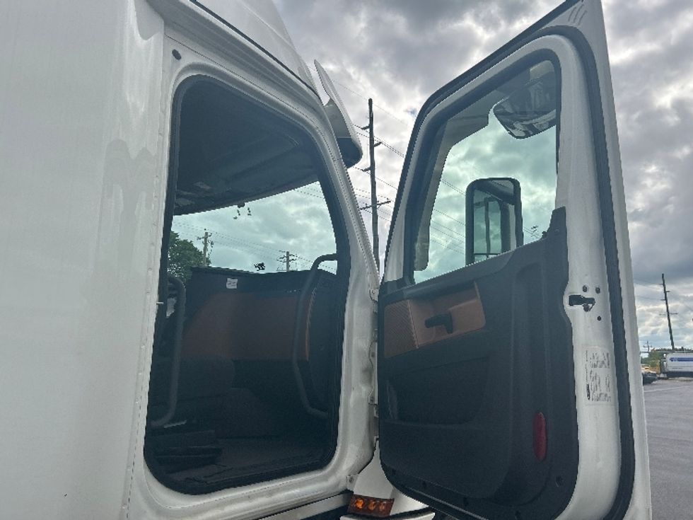 Sleeper Tractor-Heavy Duty Tractors-Freightliner-2021-T12664ST-Lowell-AR-507,521\n\t\tmiles-$ 56,750 - Image 13