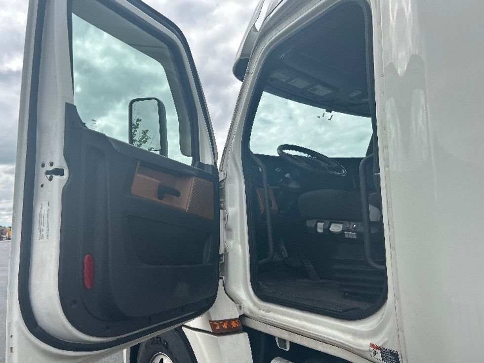 Sleeper Tractor-Heavy Duty Tractors-Freightliner-2021-T12664ST-Lowell-AR-507,521\n\t\tmiles-$ 56,750 - Image 9