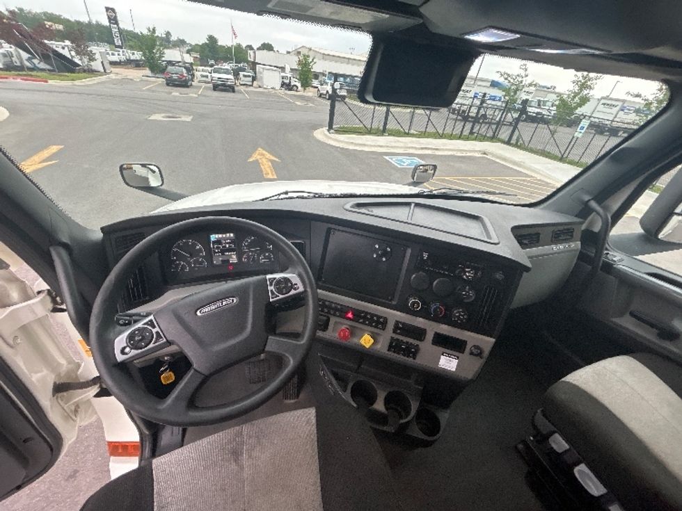 Sleeper Tractor-Heavy Duty Tractors-Freightliner-2021-T12664ST-Lowell-AR-527,595\n\t\tmiles-$ 65,750 - Image 11