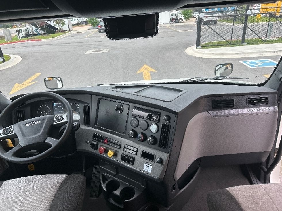 Sleeper Tractor-Heavy Duty Tractors-Freightliner-2021-T12664ST-Lowell-AR-527,595\n\t\tmiles-$ 65,750 - Image 12