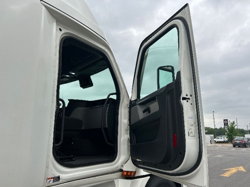 Sleeper Tractor-Heavy Duty Tractors-Freightliner-2021-T12664ST-Lowell-AR-527,595\n\t\tmiles-$ 65,750 - Image 13