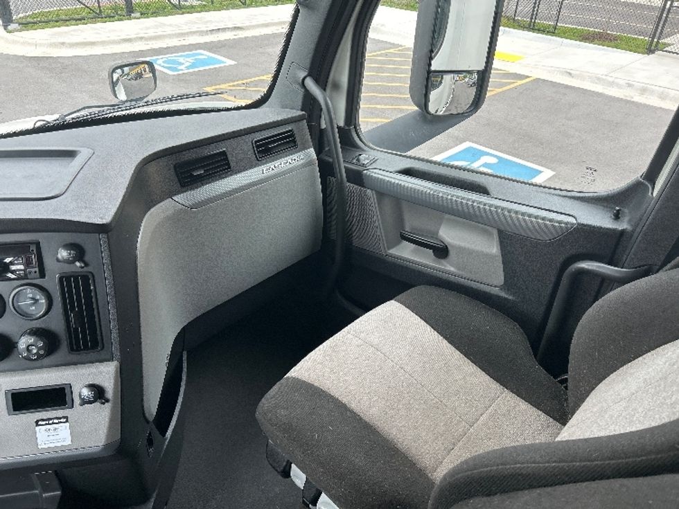 Sleeper Tractor-Heavy Duty Tractors-Freightliner-2021-T12664ST-Lowell-AR-527,595\n\t\tmiles-$ 65,750 - Image 15