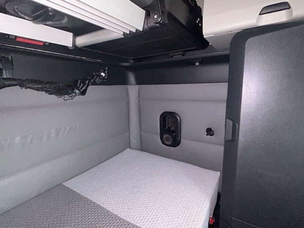 Sleeper Tractor-Heavy Duty Tractors-Freightliner-2021-T12664ST-Lowell-AR-527,595\n\t\tmiles-$ 65,750 - Image 18