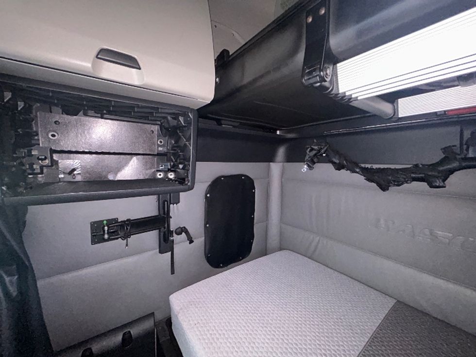 Sleeper Tractor-Heavy Duty Tractors-Freightliner-2021-T12664ST-Lowell-AR-527,595\n\t\tmiles-$ 65,750 - Image 19