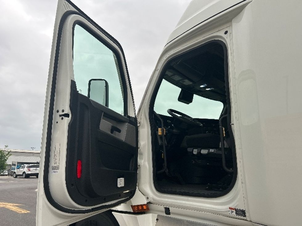 Sleeper Tractor-Heavy Duty Tractors-Freightliner-2021-T12664ST-Lowell-AR-527,595\n\t\tmiles-$ 65,750 - Image 9