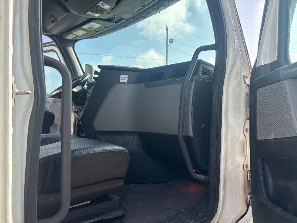 Sleeper Tractor-Heavy Duty Tractors-Freightliner-2021-T12664ST-Loxley-AL-692,979\n\t\tmiles-$ 16,250 - Image 13