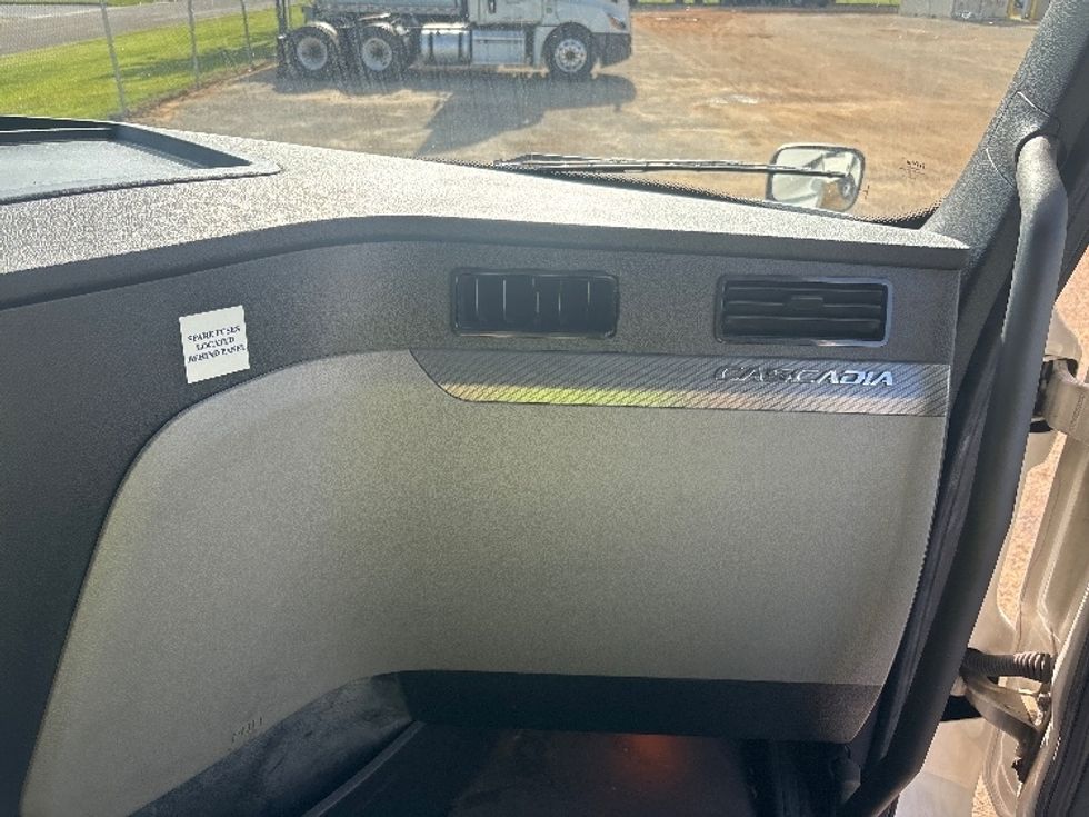 Sleeper Tractor-Heavy Duty Tractors-Freightliner-2021-T12664ST-Loxley-AL-692,979\n\t\tmiles-$ 16,250 - Image 14