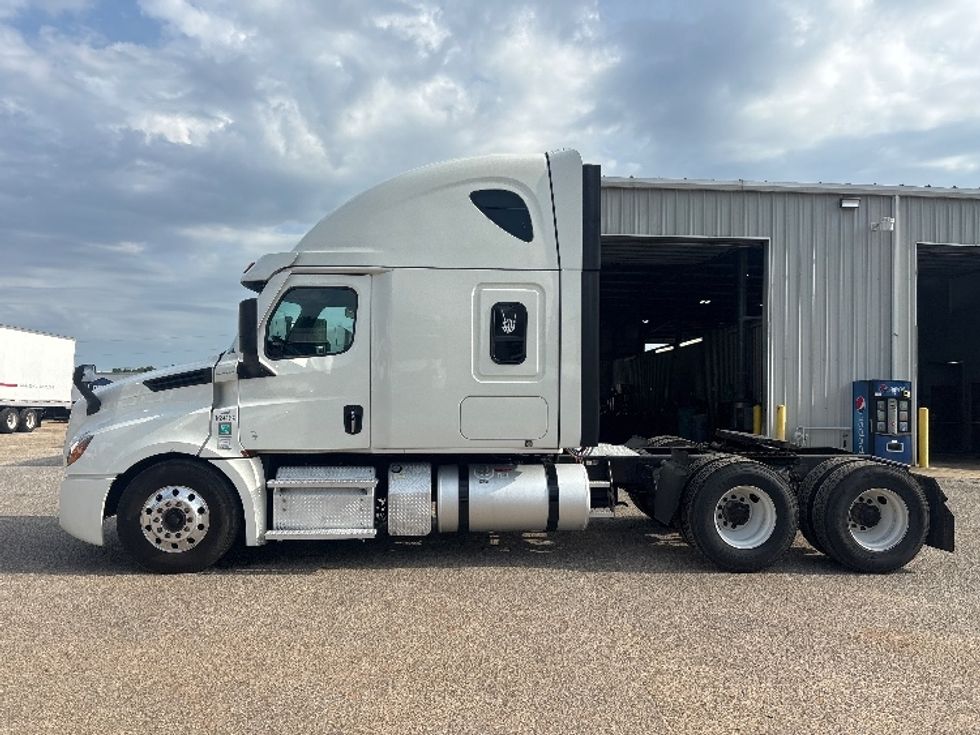 Sleeper Tractor-Heavy Duty Tractors-Freightliner-2021-T12664ST-Loxley-AL-692,979\n\t\tmiles-$ 16,250 - Image 4