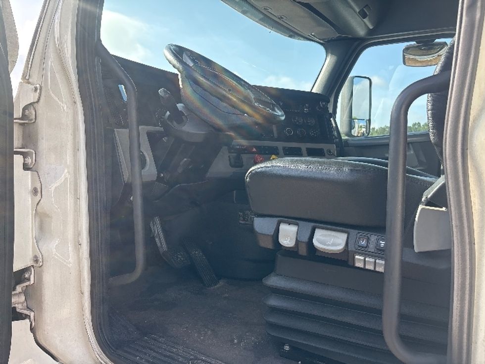 Sleeper Tractor-Heavy Duty Tractors-Freightliner-2021-T12664ST-Loxley-AL-692,979\n\t\tmiles-$ 16,250 - Image 9