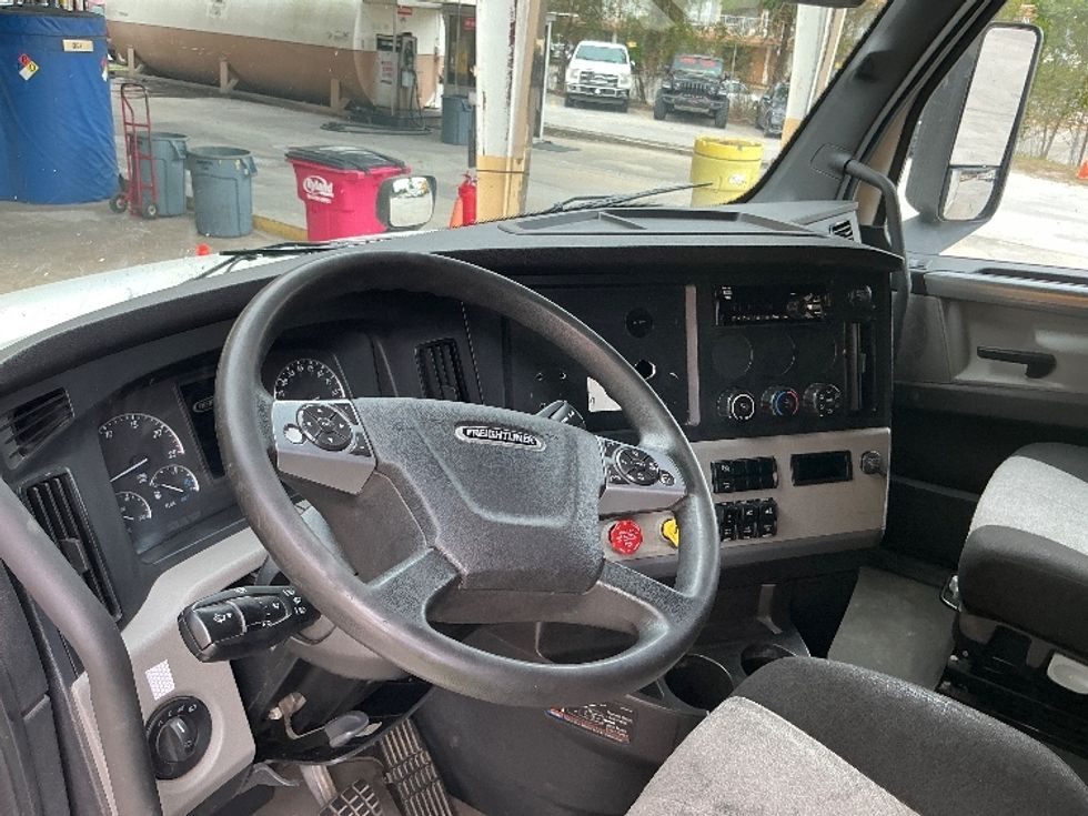 Sleeper Tractor-Heavy Duty Tractors-Freightliner-2021-T12664ST-Macon-GA-533,525\n\t\tmiles-$ 62,250 - Image 10