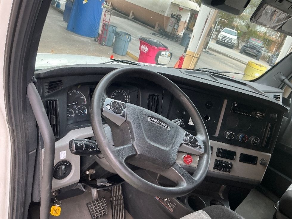 Sleeper Tractor-Heavy Duty Tractors-Freightliner-2021-T12664ST-Macon-GA-533,525\n\t\tmiles-$ 62,250 - Image 11