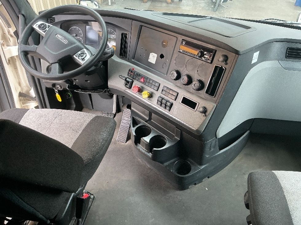Sleeper Tractor-Heavy Duty Tractors-Freightliner-2021-T12664ST-Macon-GA-533,525\n\t\tmiles-$ 62,250 - Image 12