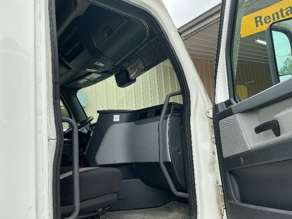 Sleeper Tractor-Heavy Duty Tractors-Freightliner-2021-T12664ST-Macon-GA-533,525\n\t\tmiles-$ 62,250 - Image 13