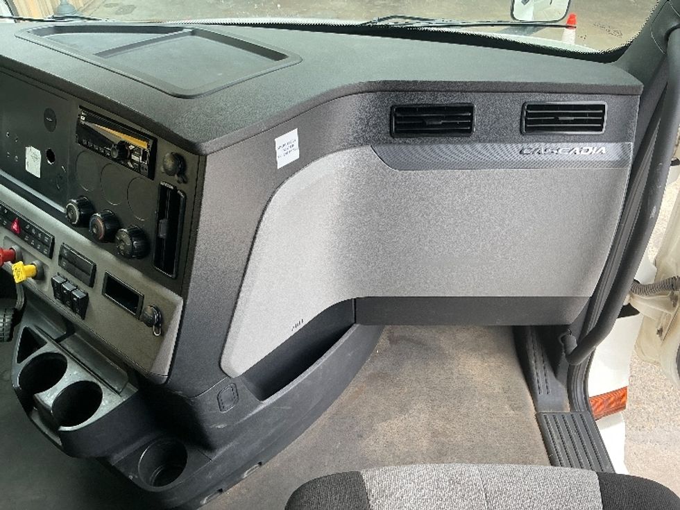 Sleeper Tractor-Heavy Duty Tractors-Freightliner-2021-T12664ST-Macon-GA-533,525\n\t\tmiles-$ 62,250 - Image 14