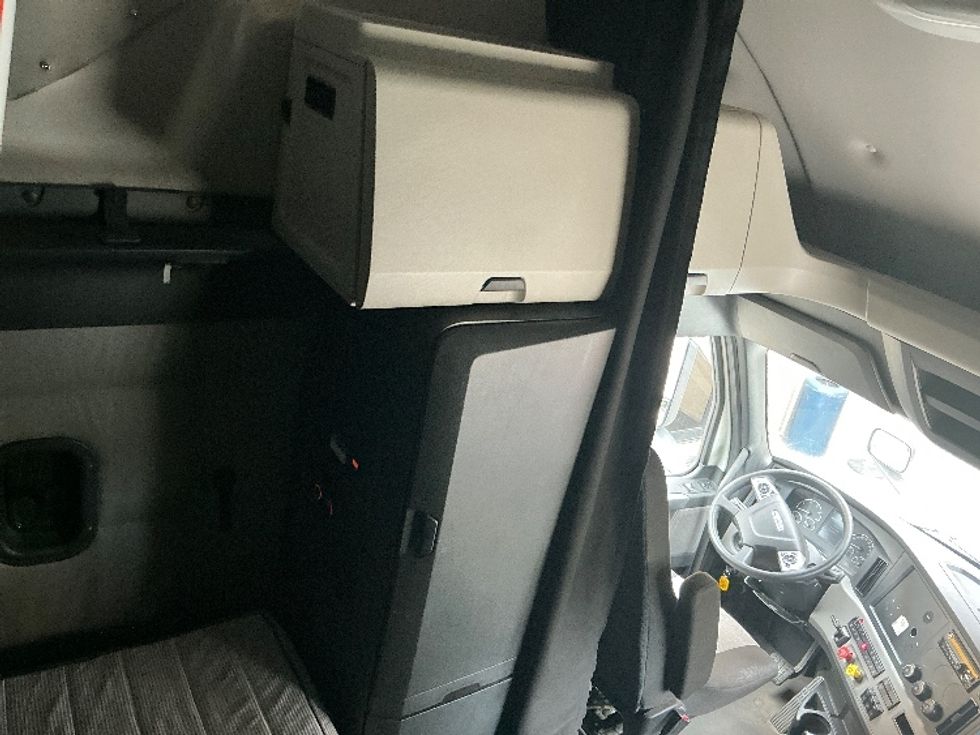 Sleeper Tractor-Heavy Duty Tractors-Freightliner-2021-T12664ST-Macon-GA-533,525\n\t\tmiles-$ 62,250 - Image 18