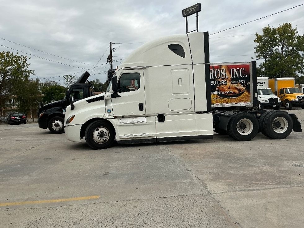 Sleeper Tractor-Heavy Duty Tractors-Freightliner-2021-T12664ST-Macon-GA-533,525\n\t\tmiles-$ 62,250 - Image 4