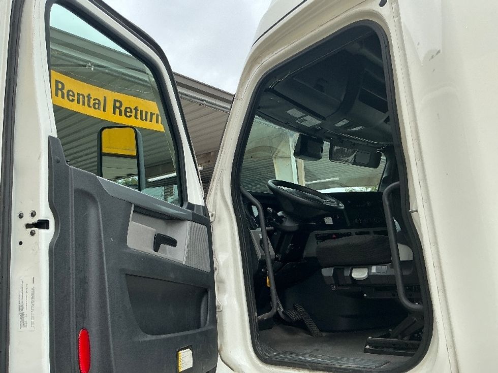 Sleeper Tractor-Heavy Duty Tractors-Freightliner-2021-T12664ST-Macon-GA-533,525\n\t\tmiles-$ 62,250 - Image 9