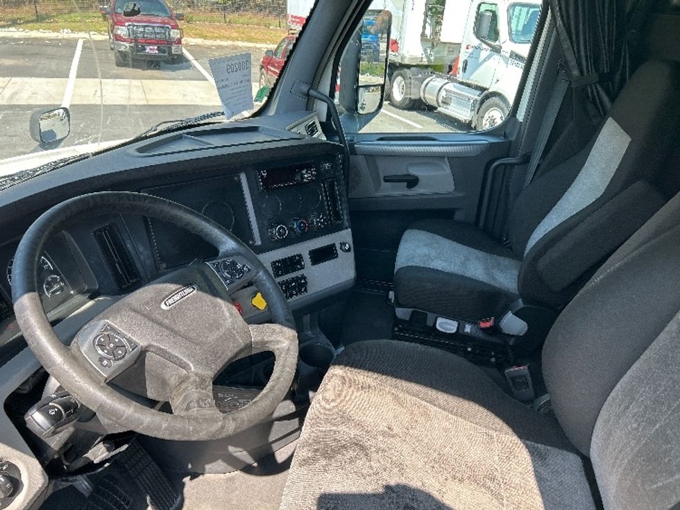 Sleeper Tractor-Heavy Duty Tractors-Freightliner-2021-T12664ST-Macon-GA-711,578\n\t\tmiles-$ 40,250 - Image 10