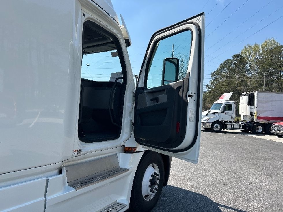 Sleeper Tractor-Heavy Duty Tractors-Freightliner-2021-T12664ST-Macon-GA-711,578\n\t\tmiles-$ 40,250 - Image 13