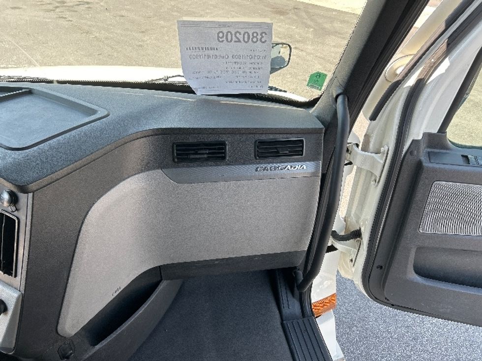 Sleeper Tractor-Heavy Duty Tractors-Freightliner-2021-T12664ST-Macon-GA-711,578\n\t\tmiles-$ 40,250 - Image 14