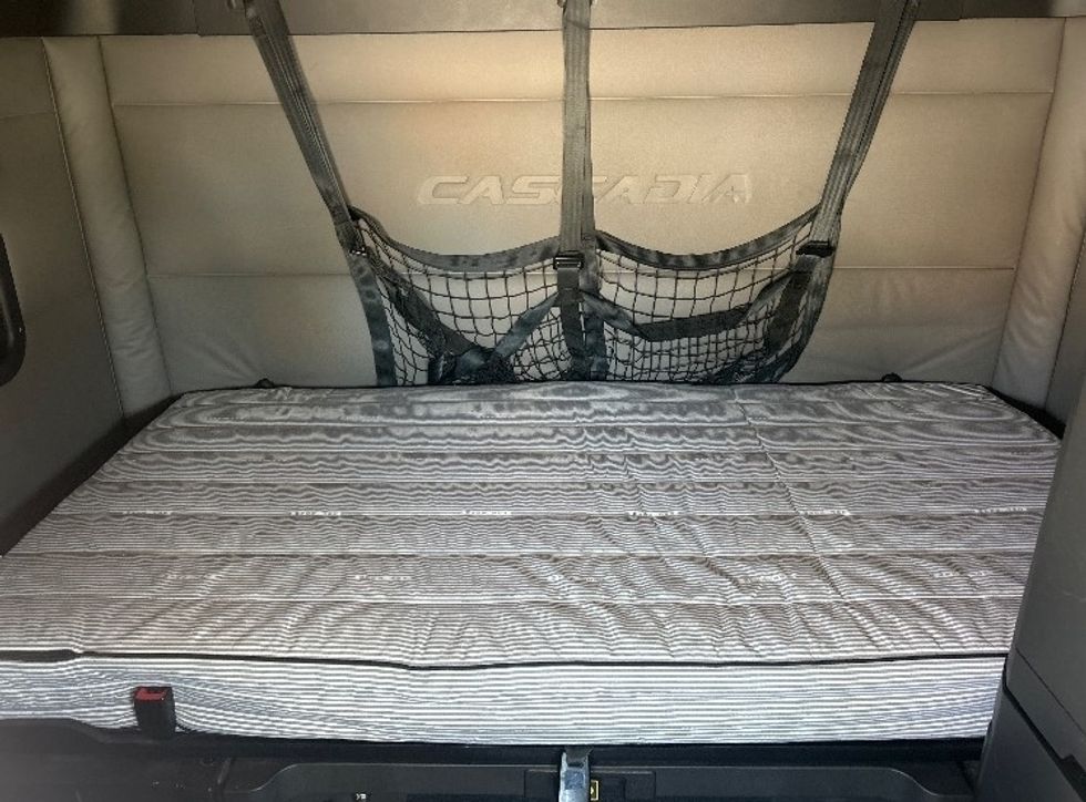 Sleeper Tractor-Heavy Duty Tractors-Freightliner-2021-T12664ST-Macon-GA-711,578\n\t\tmiles-$ 40,250 - Image 16