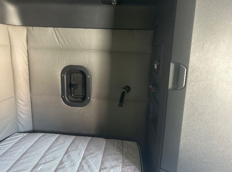 Sleeper Tractor-Heavy Duty Tractors-Freightliner-2021-T12664ST-Macon-GA-711,578\n\t\tmiles-$ 40,250 - Image 18