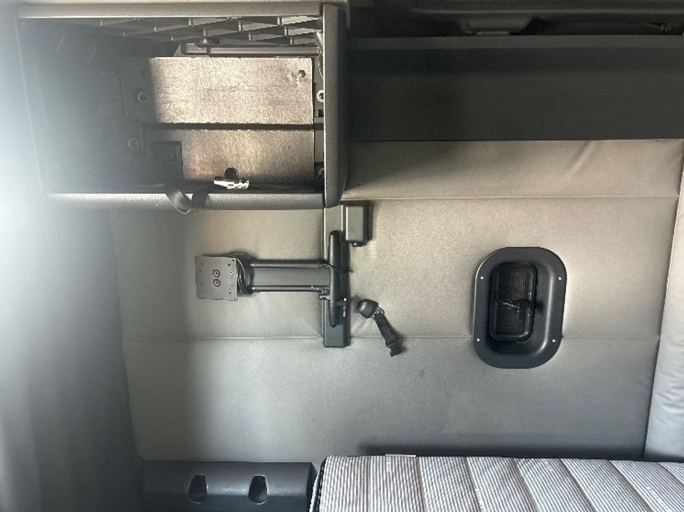 Sleeper Tractor-Heavy Duty Tractors-Freightliner-2021-T12664ST-Macon-GA-711,578\n\t\tmiles-$ 40,250 - Image 19