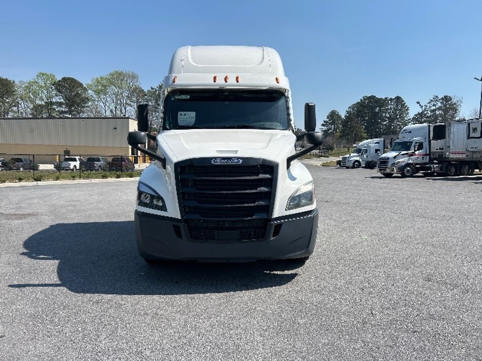 Sleeper Tractor-Heavy Duty Tractors-Freightliner-2021-T12664ST-Macon-GA-711,578\n\t\tmiles-$ 40,250 - Image 2