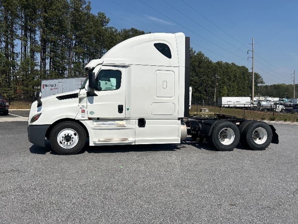 Sleeper Tractor-Heavy Duty Tractors-Freightliner-2021-T12664ST-Macon-GA-711,578\n\t\tmiles-$ 40,250 - Image 4