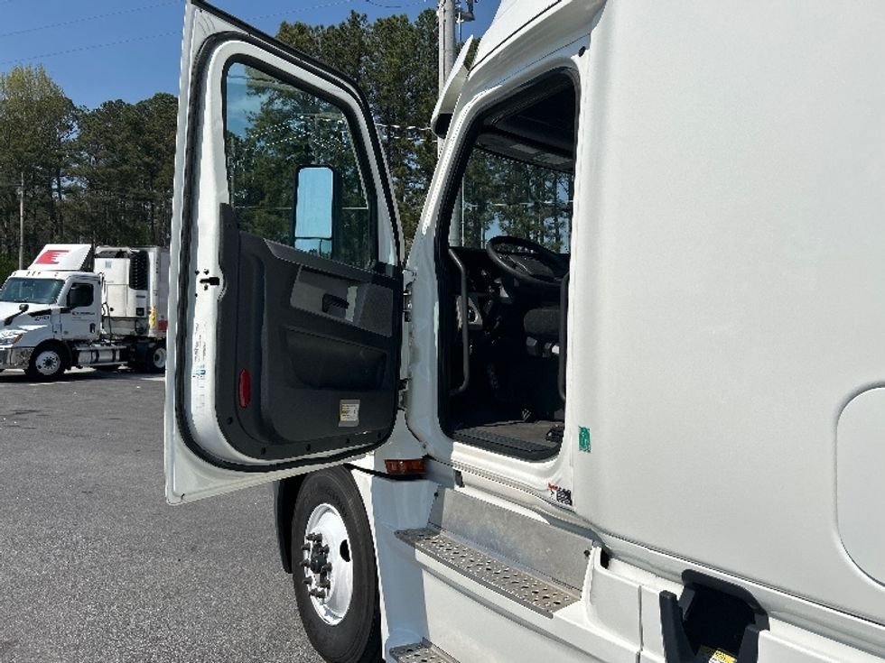 Sleeper Tractor-Heavy Duty Tractors-Freightliner-2021-T12664ST-Macon-GA-711,578\n\t\tmiles-$ 40,250 - Image 9