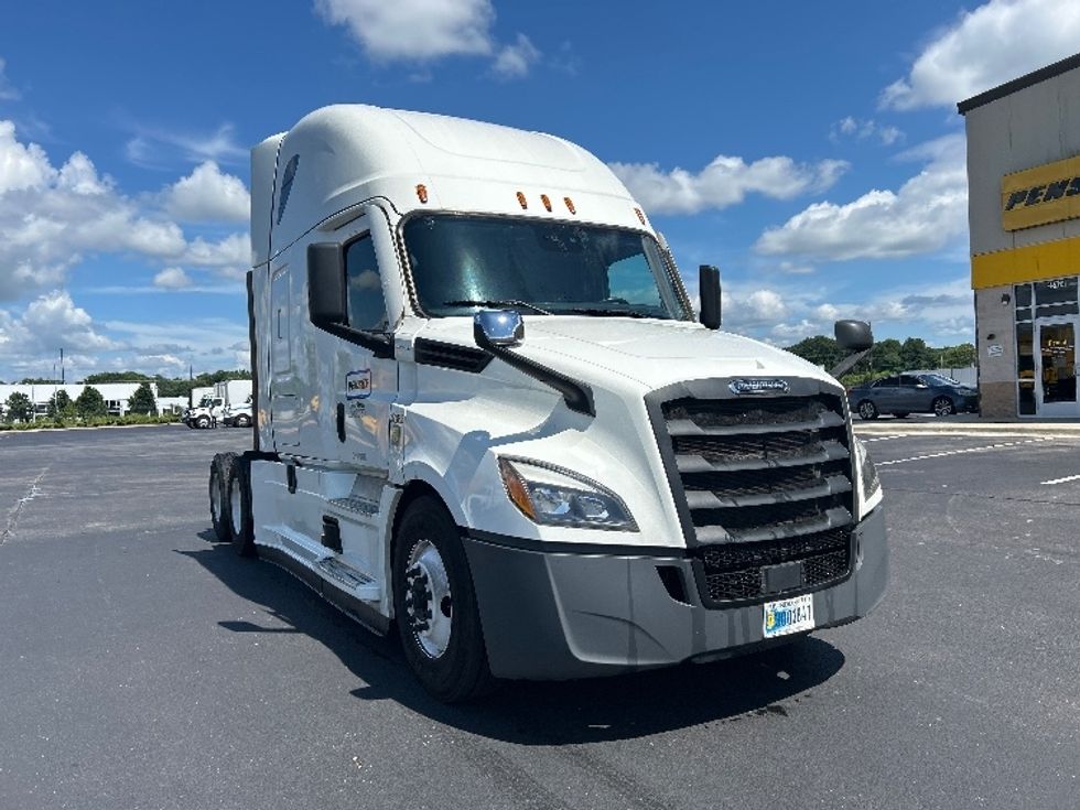 Sleeper Tractor-Heavy Duty Tractors-Freightliner-2021-T12664ST-Madison-AL-545,666\n\t\tmiles-$ 65,750 - Image 1