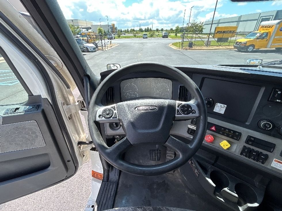 Sleeper Tractor-Heavy Duty Tractors-Freightliner-2021-T12664ST-Madison-AL-545,666\n\t\tmiles-$ 65,750 - Image 11