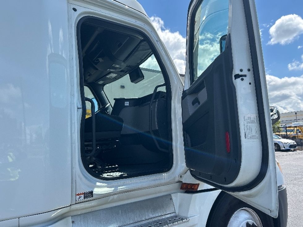 Sleeper Tractor-Heavy Duty Tractors-Freightliner-2021-T12664ST-Madison-AL-545,666\n\t\tmiles-$ 65,750 - Image 13
