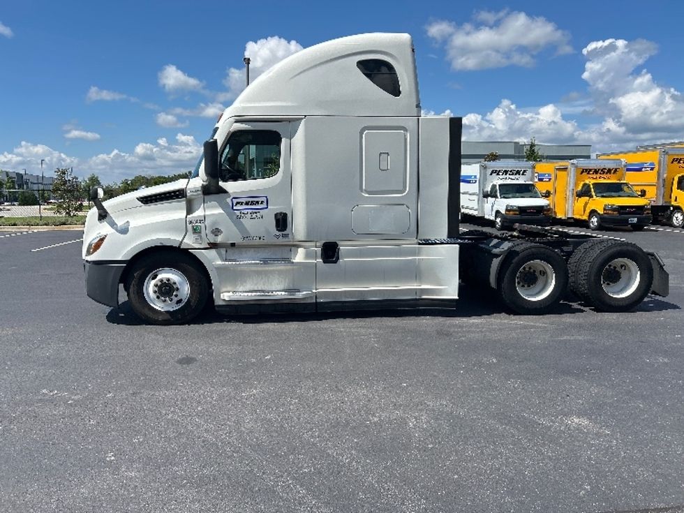 Sleeper Tractor-Heavy Duty Tractors-Freightliner-2021-T12664ST-Madison-AL-545,666\n\t\tmiles-$ 65,750 - Image 4