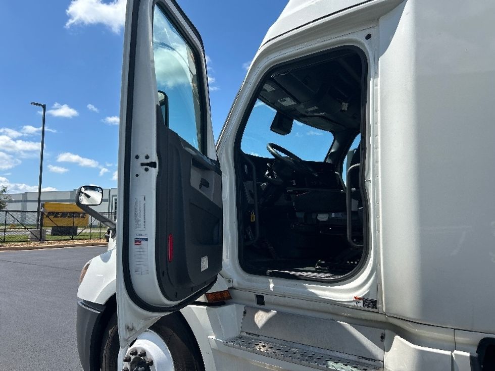 Sleeper Tractor-Heavy Duty Tractors-Freightliner-2021-T12664ST-Madison-AL-545,666\n\t\tmiles-$ 65,750 - Image 9