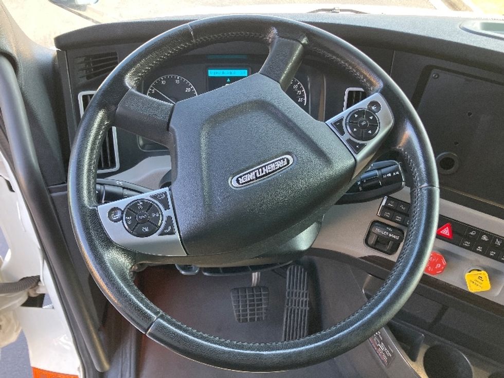 Sleeper Tractor-Heavy Duty Tractors-Freightliner-2021-T12664ST-Madison-AL-546,840\n\t\tmiles-$ 64,500 - Image 11