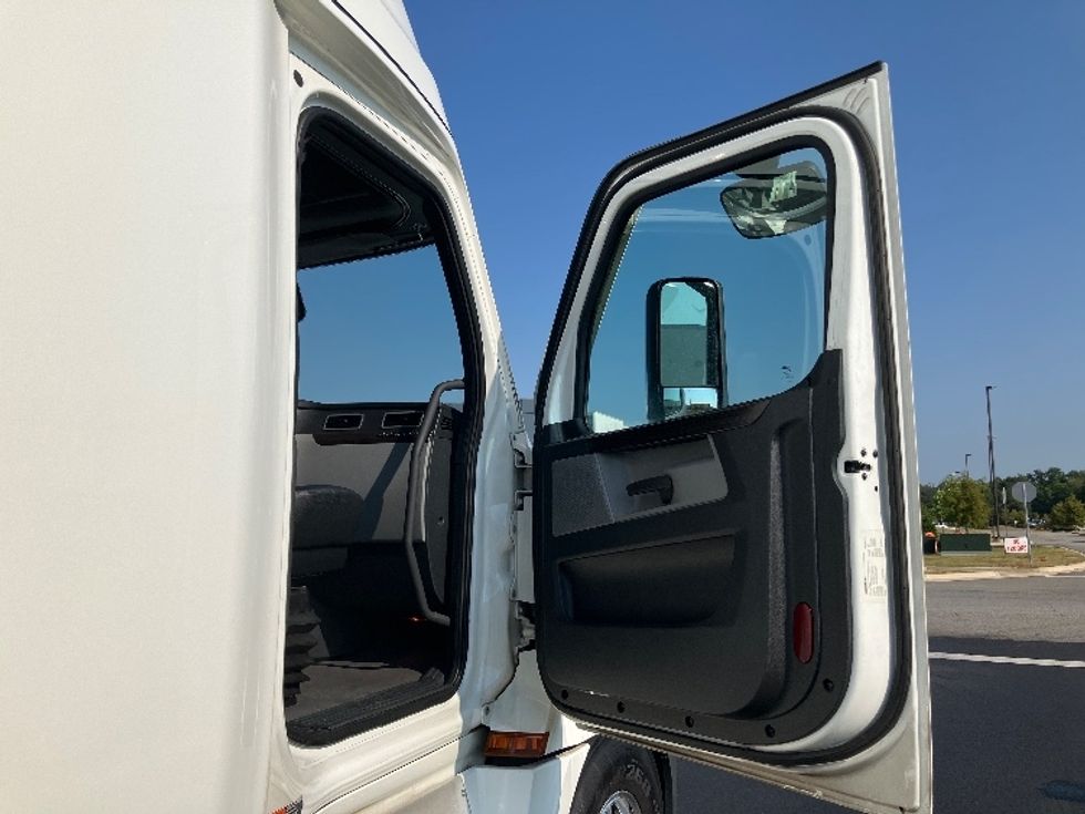 Sleeper Tractor-Heavy Duty Tractors-Freightliner-2021-T12664ST-Madison-AL-546,840\n\t\tmiles-$ 64,500 - Image 13