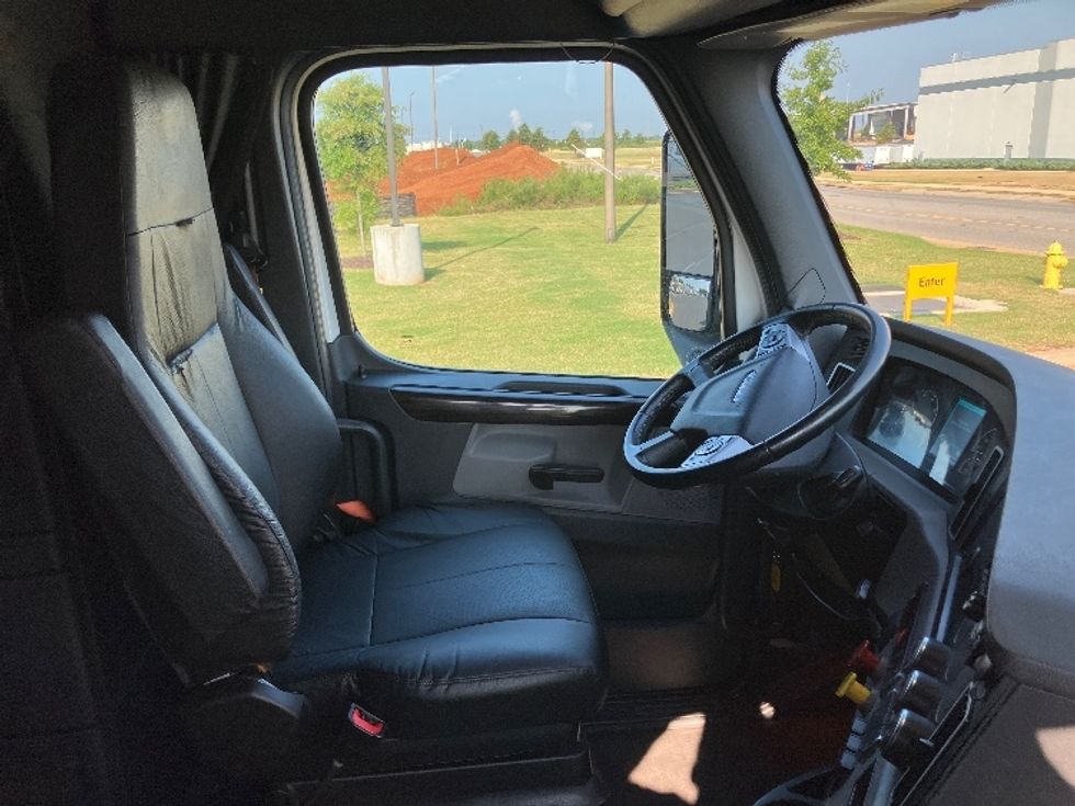 Sleeper Tractor-Heavy Duty Tractors-Freightliner-2021-T12664ST-Madison-AL-546,840\n\t\tmiles-$ 64,500 - Image 15