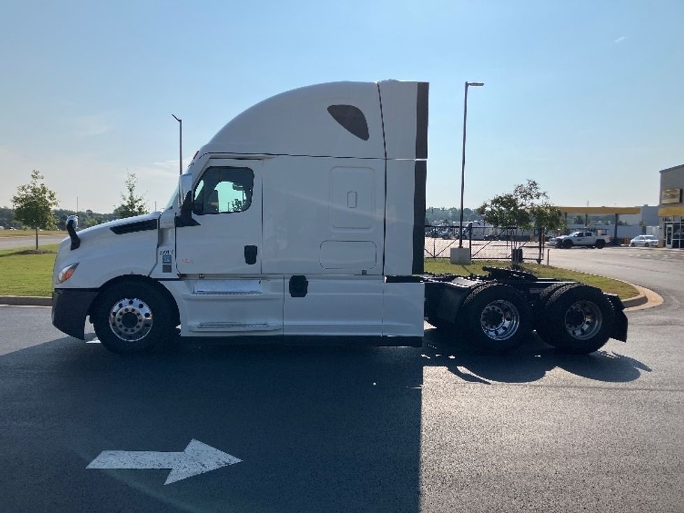 Sleeper Tractor-Heavy Duty Tractors-Freightliner-2021-T12664ST-Madison-AL-546,840\n\t\tmiles-$ 64,500 - Image 4